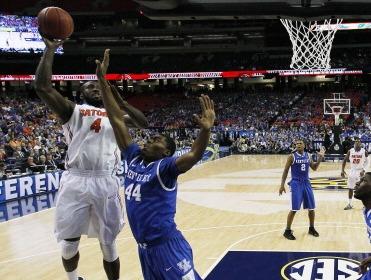 Patric Young of the Florida Gators shoots the ball against Kentucky